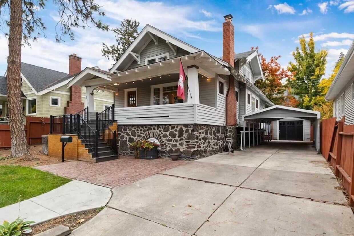 Foto principal - Welcome to this charming craftsman home ne...
