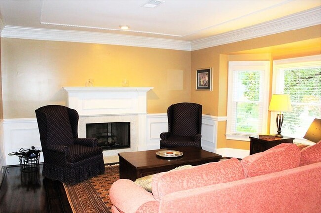 Building Photo - Classy Townhome In The Heart of Martinez-