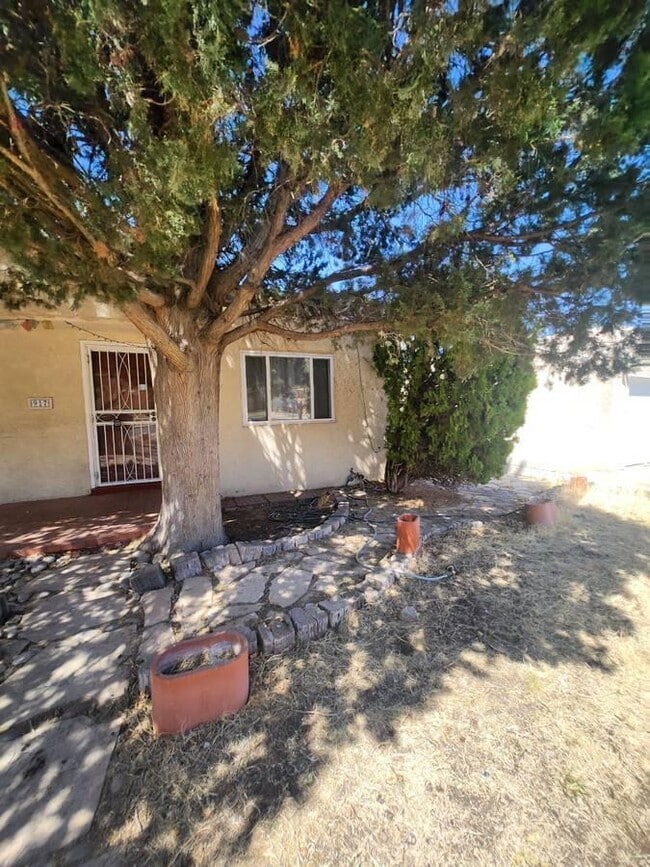 Building Photo - 917 Girard Blvd SE