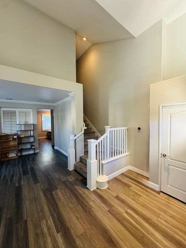 Foto del edificio - Two Story Brea Home in Desirable Neighborhood