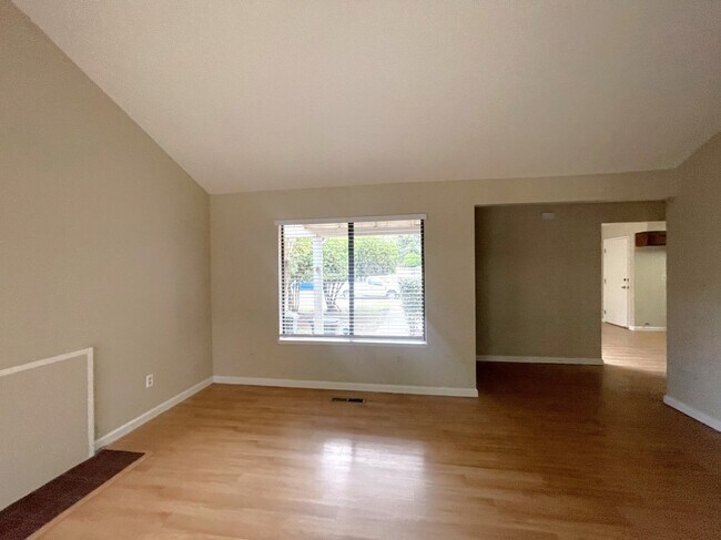 Building Photo - 1119 Hartford Pl