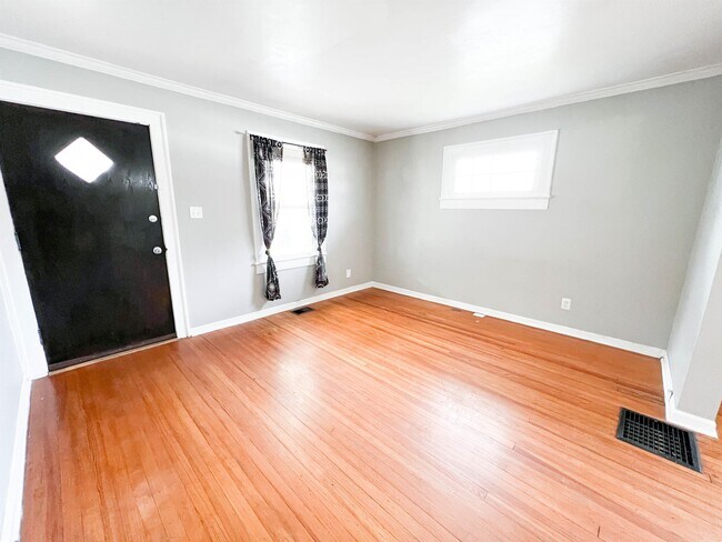 Foto del edificio - 4641 Crittenden Ave