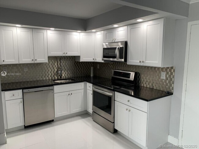 Building Photo - 1450 Brickell Bay Dr