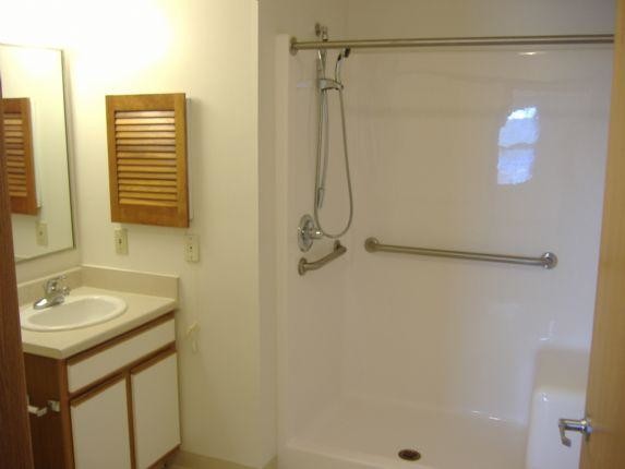 Baño - Grand Haven Commons