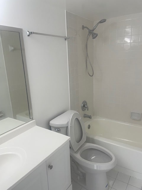 Baño y ducha renovados - 14851 SW 104th St