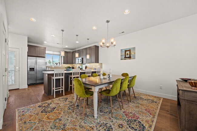 Dining - 1421 E Komenda Way
