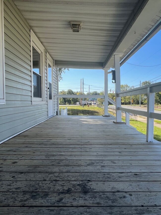 Building Photo - Three Bedroom Home