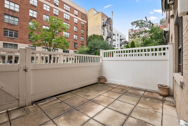 516 W 47th St