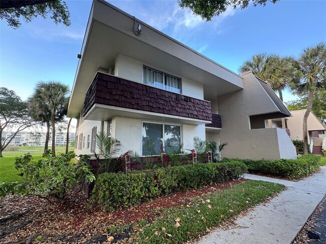 Building Photo - 2601 S Palm Aire Dr