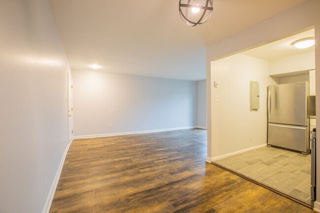 Foto del edificio - Lovely 2 BR/1 BA Condo in Barry Farms!