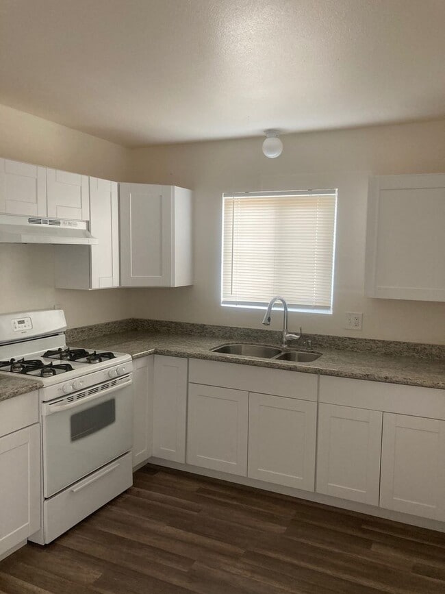 Building Photo - Updated, 2 bedroom home available now!