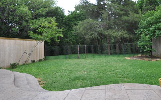 Building Photo - 10684 E Lake Highlands Dr
