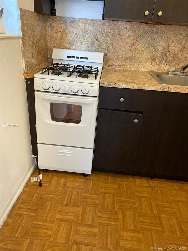 Foto del edificio - 1565 SW 6th St