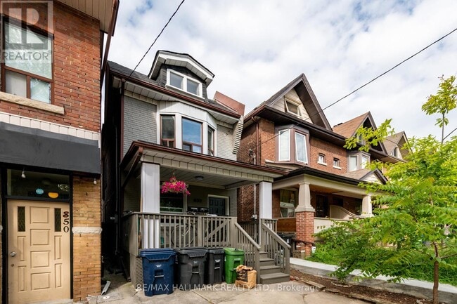 Photo du bâtiment - 852 Carlaw Ave