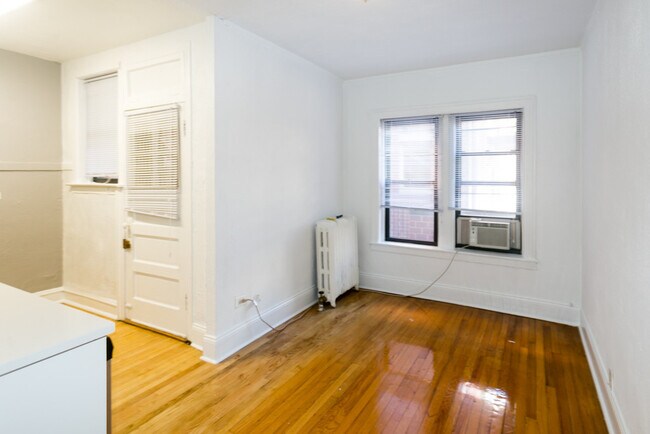 Foto del edificio - 633 W Cornelia Ave