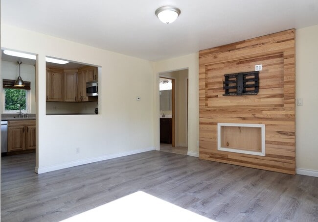 Building Photo - 2 Bedroom/ 1 Bath House