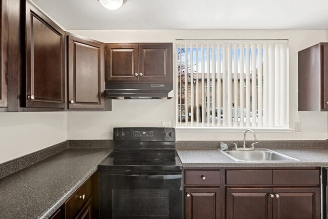 Building Photo - Maplewood Villas