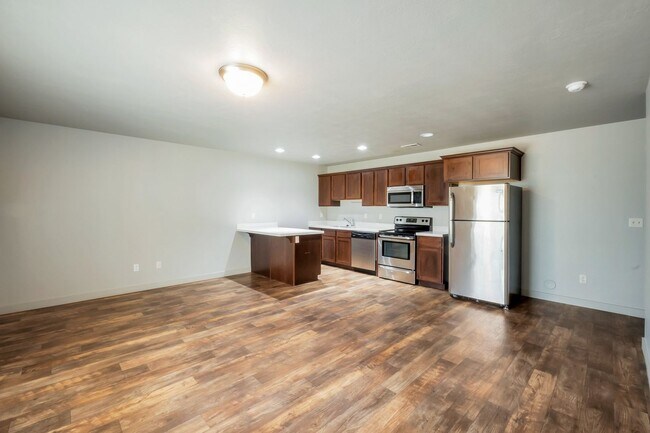 Foto del edificio - Beautiful 2 Story Townhome with Awesome Amenities + 2 car garage