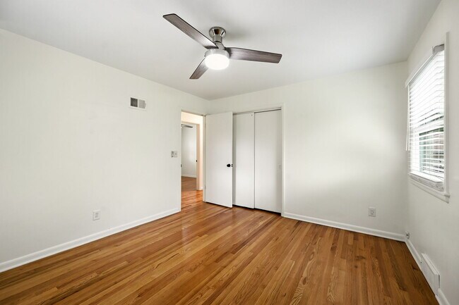 Building Photo - 303 S.W. Pinnell Dr