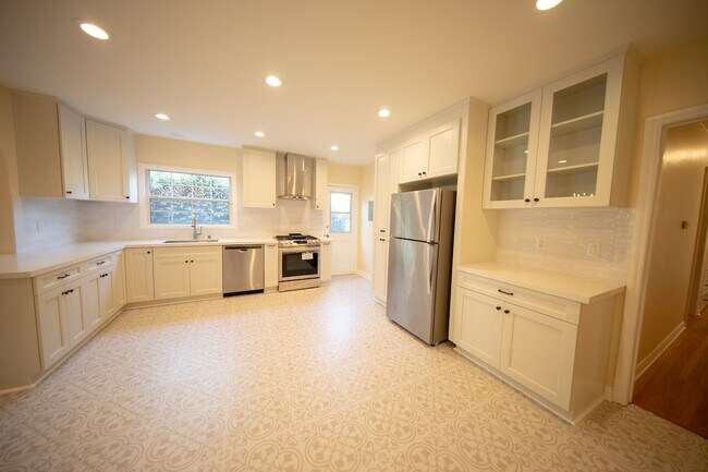 Building Photo - 838 N Curson Ave