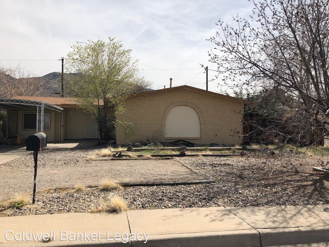 Foto principal - 3 br, 2 bath House - 2600 Hiawatha Dr NE