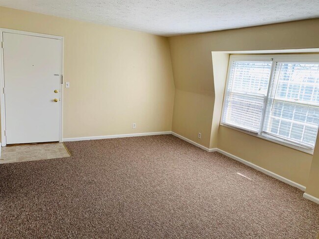 Building Photo - 904 Plaza Dr