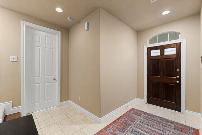 Foto del edificio - 9125 Harbor Hills Dr