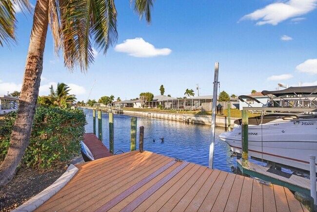 Foto del edificio - Pool Home Direct Access canal 3 Bedroom