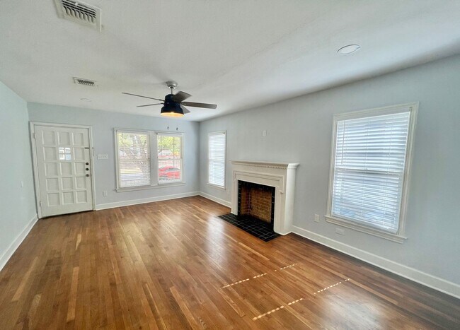 Foto del edificio - AMAZING 2 Bedroom / 1 Bath Home!