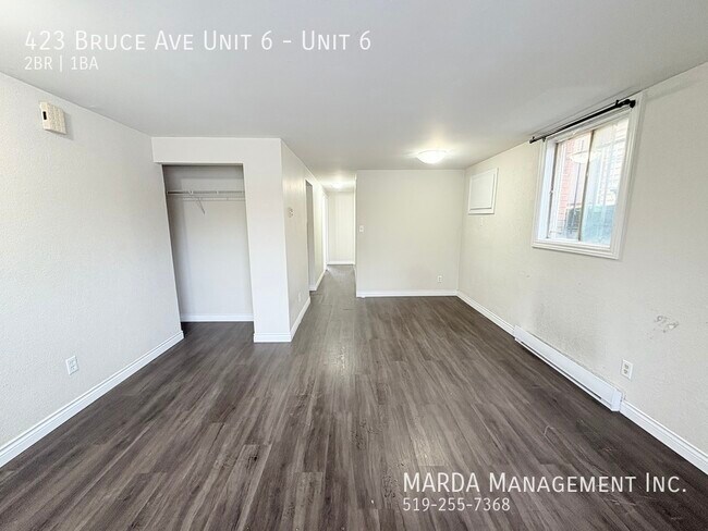 Photo du bâtiment - SPACIOUS 2BED/1BATH UNIT ON BRUCE + HYDRO & GAS!! 1 MONTH FREE RENT!