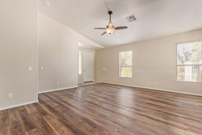 Building Photo - Stunning 4 bedroom 2 bathroom home with ba...