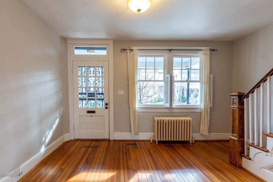 Primary Photo - Gorgeous Gardener's Rowhome w/ Parking Inc...