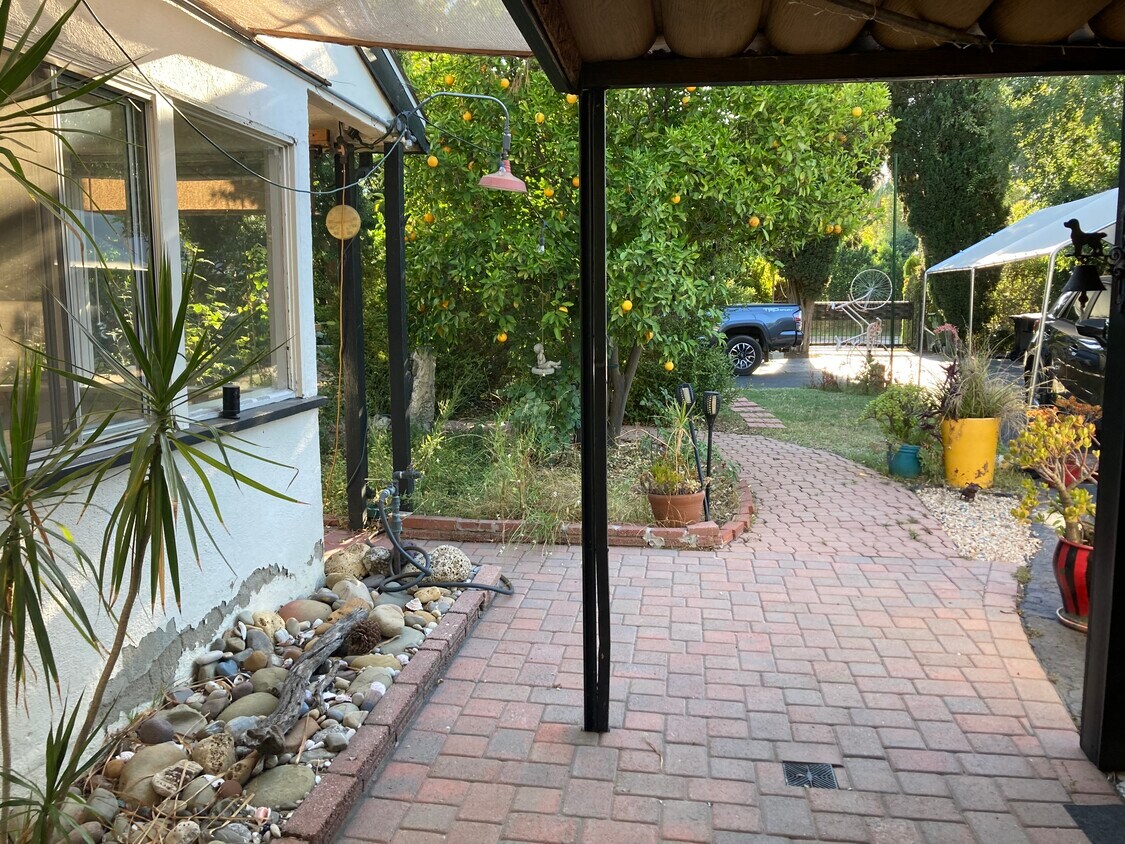 Foto principal - 9242 Aqueduct Ave