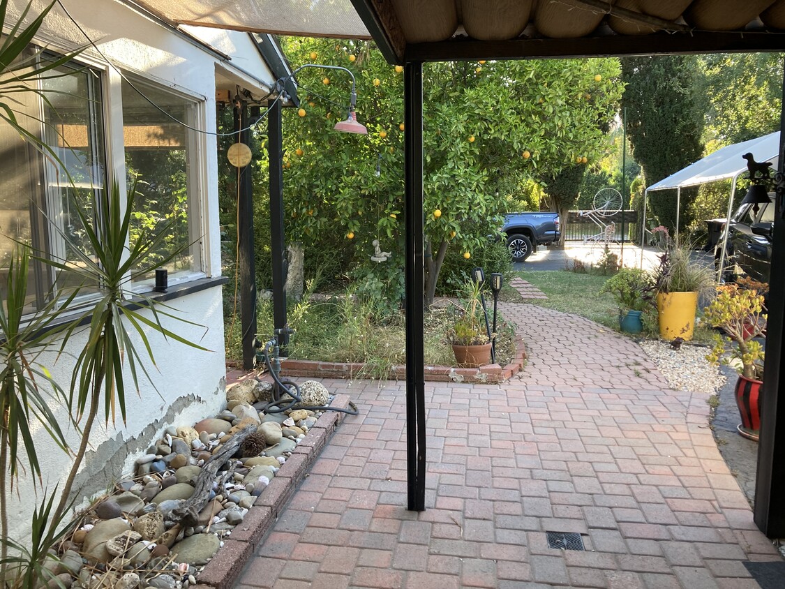 Primary Photo - 9242 Aqueduct Ave