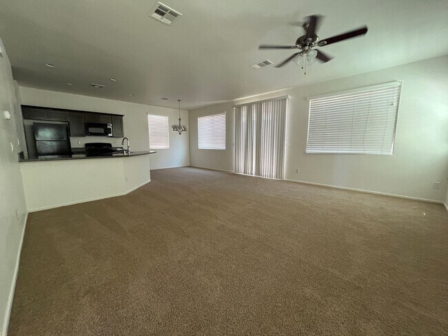 Foto del edificio - Lovely 2 story home with 3 large bedrooms, 2.5 baths and a 2 car garage.