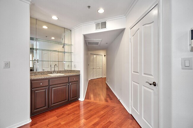 Wet Bar & Pantry - 1211 S Shenandoah St
