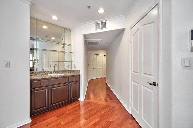 Wet Bar & Pantry - 1211 S Shenandoah St