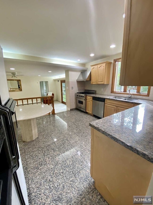 Foto del edificio - 517 Fordham Pl