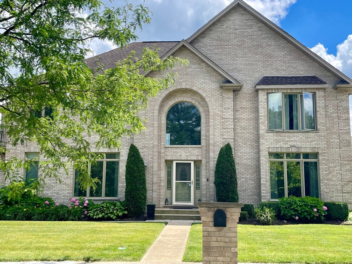 323 Eden Ct, Roselle, IL 60172 House Rental in Roselle, IL