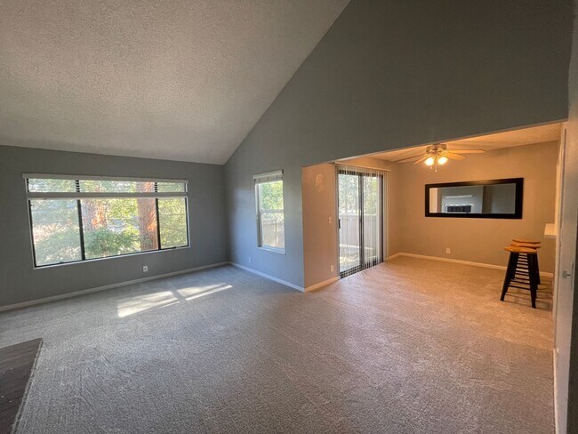 Foto del edificio - Updated 4 bedroom 2.5 bath townhome in    ...