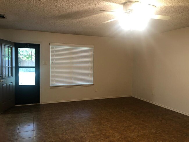 Building Photo - 804 Green Pastures Dr
