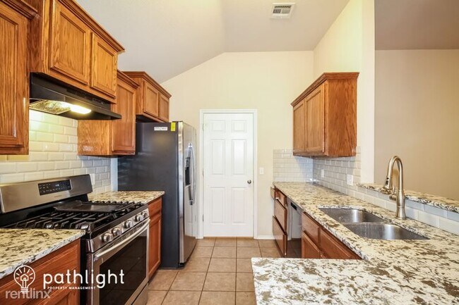 Foto del edificio - 5 br, 3 bath House - 2500 Queenston UNIT