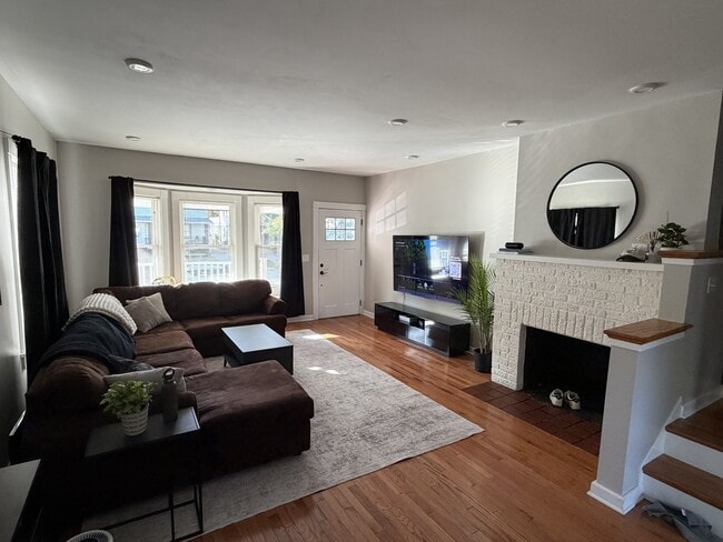 Building Photo - 1305 W 106th St