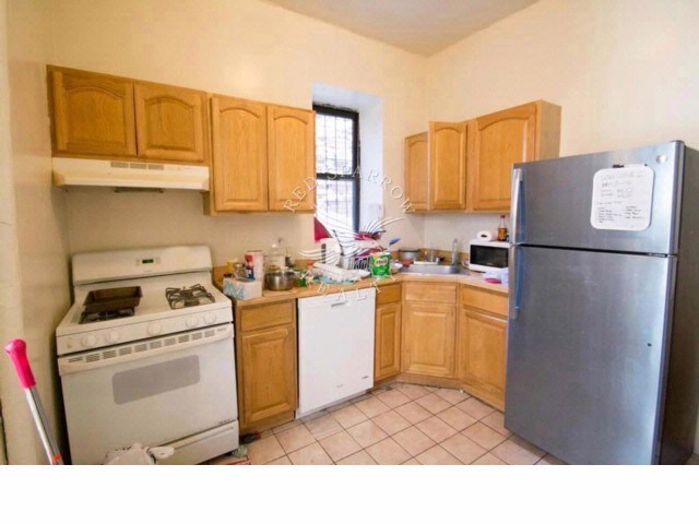 Building Photo - 215 W 106th St