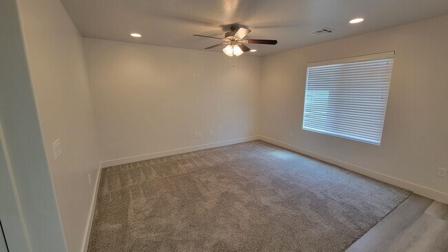 Building Photo - 3 bed / 2.5 bath / 2 car garage Washer/Dry...