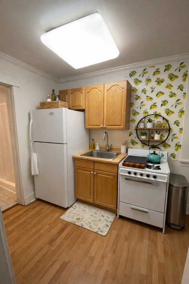Building Photo - 2415 BeechwoodCarriage House
