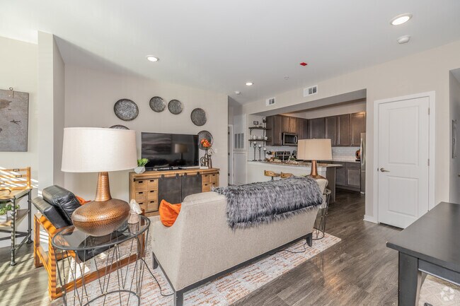 2 dormitorios, 2 baños - 1112 pies cuadrados - B8 - Sala de estar - Bison Trails Apartments