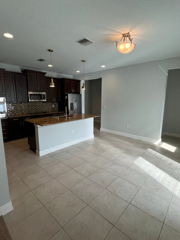 Foto del edificio - 7025 Briar Hill Ct