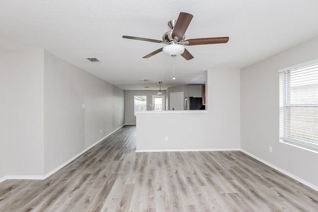 Building Photo - 1104 W Cottonwood Dr