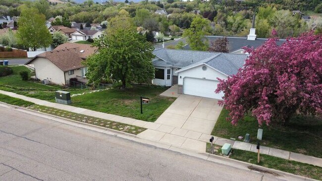 Building Photo - 3 bdrm 2.5 bth Home 2 Car Garage-Dog Friendly